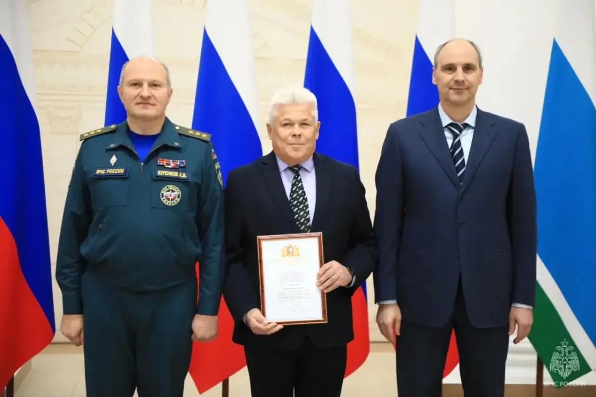 Александр Куренков наградил сотрудников Уральского института ГПС МЧС России и поздравил с победой юношескую сборную по пожарно-спасательному спорту Александр Куренков наградил сотрудников Уральского института ГПС МЧС России и поздравил с победой юношескую сборную по пожарно-спасательному спорту