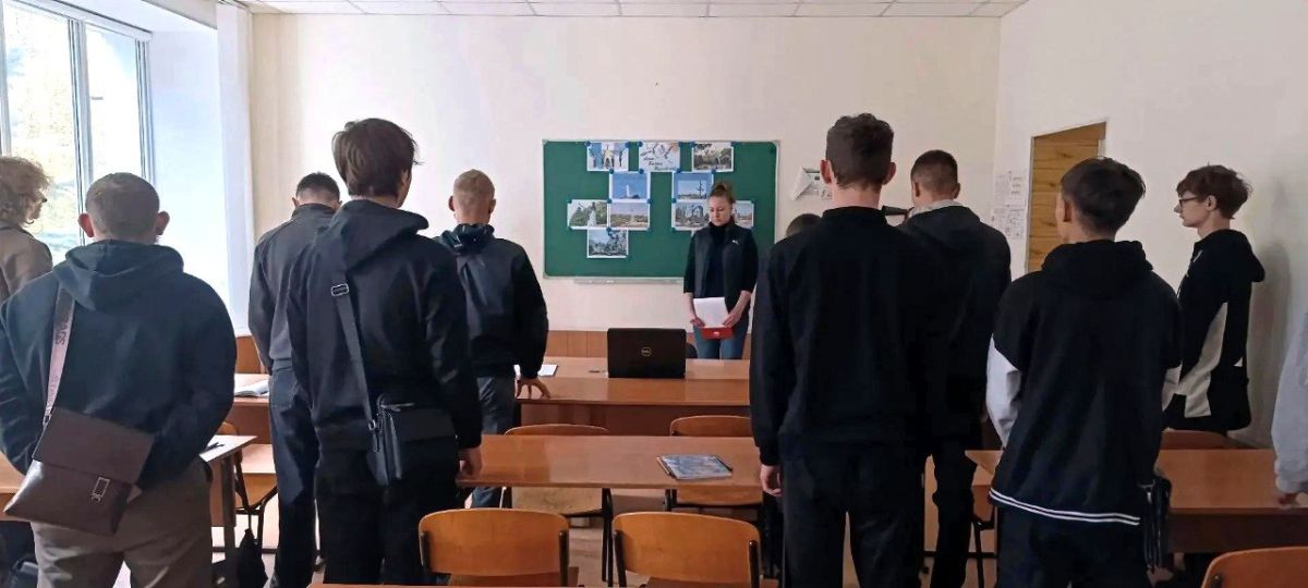 В Михайловском профессиональном училище прошел литературный час ко Дню белых журавлей В Михайловском профессиональном училище прошел литературный час ко Дню белых журавлей