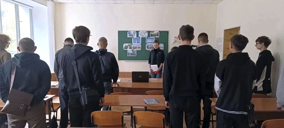 В Михайловском профессиональном училище прошел литературный час ко Дню белых журавлей В Михайловском профессиональном училище прошел литературный час ко Дню белых журавлей