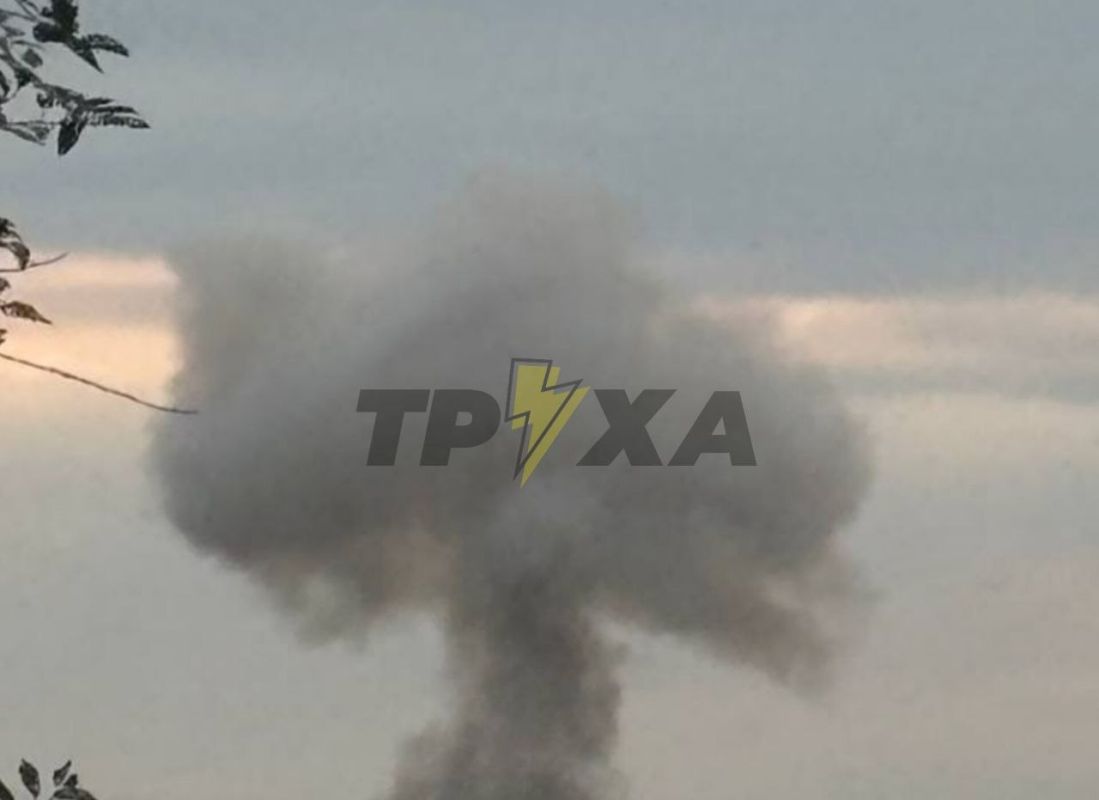 Дым поднимается после взрывов в Запорожье