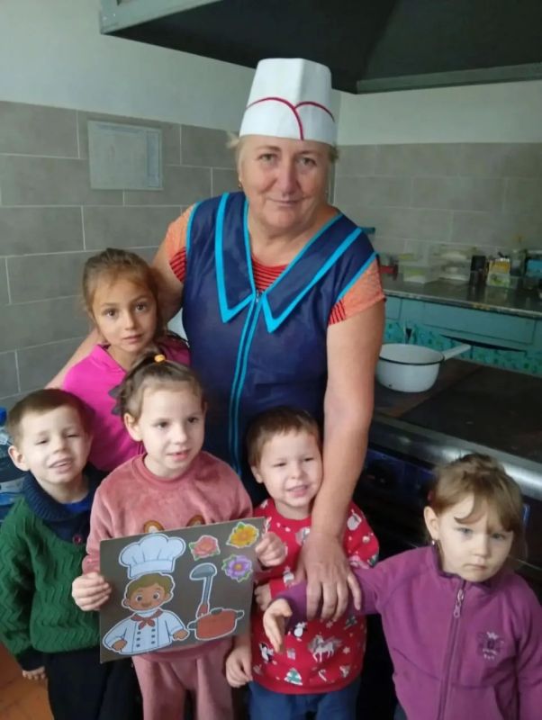 «Знает точно детвора: кормят вкусно повара!» — в «Жемчужинке» поздравили любимого повара «Знает точно детвора: кормят вкусно повара!» — в «Жемчужинке» поздравили любимого повара