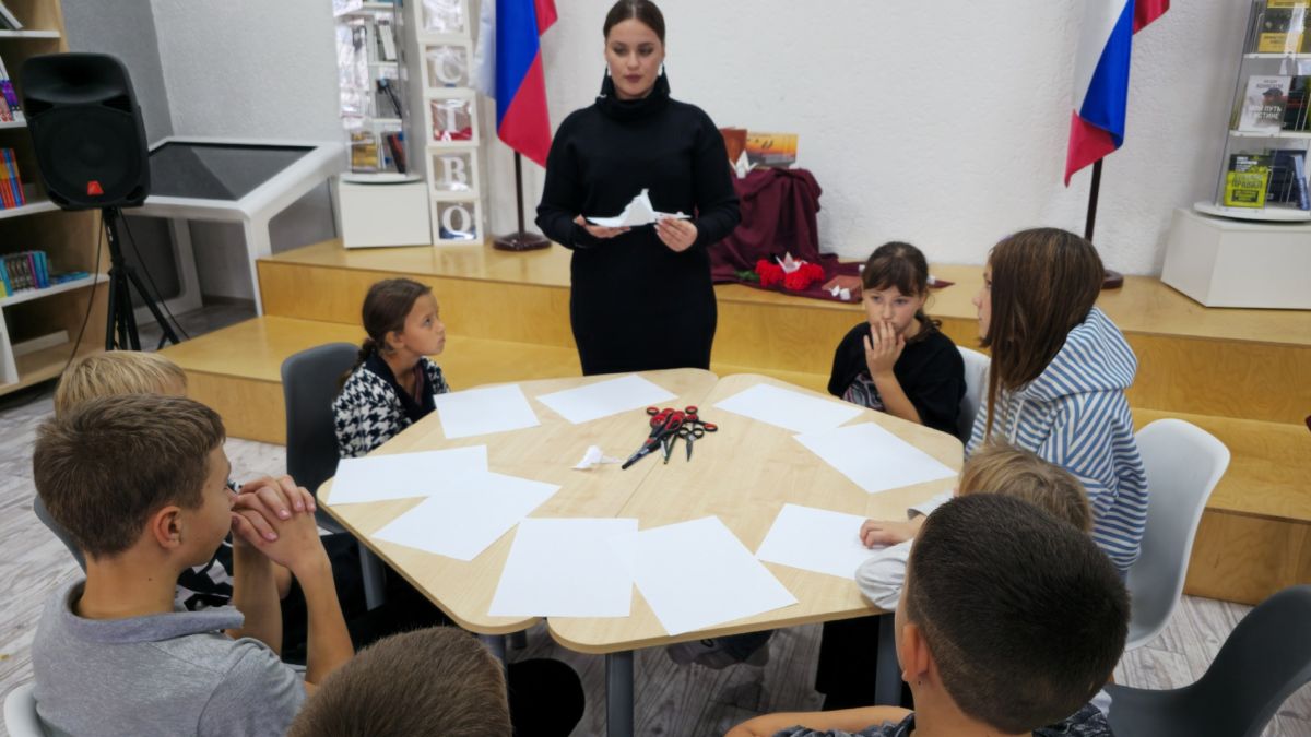«Журавли нашей памяти». Для участников любительского объединения «Калейдоскоп» в Приазовской центральной библиотеке прошёл тематический час «Журавли нашей памяти», приуроченный ко Дню Белых журавлей — дню памяти, поэзии и... «Журавли нашей памяти». Для участников любительского объединения «Калейдоскоп» в Приазовской центральной библиотеке прошёл тематический час «Журавли нашей памяти», приуроченный ко Дню Белых журавлей — дню памяти, поэзии и...