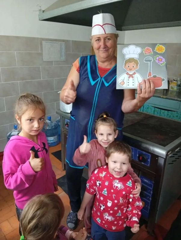 «Знает точно детвора: кормят вкусно повара!» — в «Жемчужинке» поздравили любимого повара «Знает точно детвора: кормят вкусно повара!» — в «Жемчужинке» поздравили любимого повара