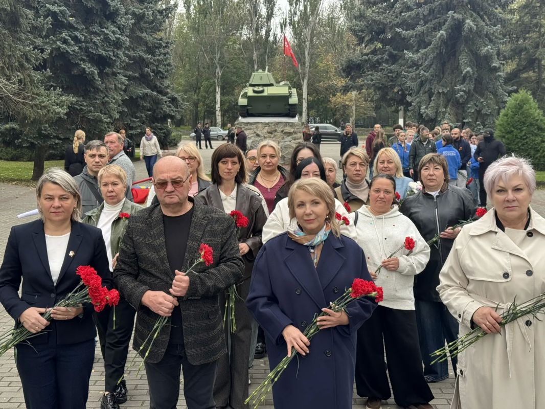 Сегодня Избирательная комиссия Запорожской области вместе с жителями Мелитополя склонили головы перед подвигом героев, отстоявших наш город в суровые годы Великой Отечественной войны Сегодня Избирательная комиссия Запорожской области вместе с жителями Мелитополя склонили головы перед подвигом героев, отстоявших наш город в суровые годы Великой Отечественной войны