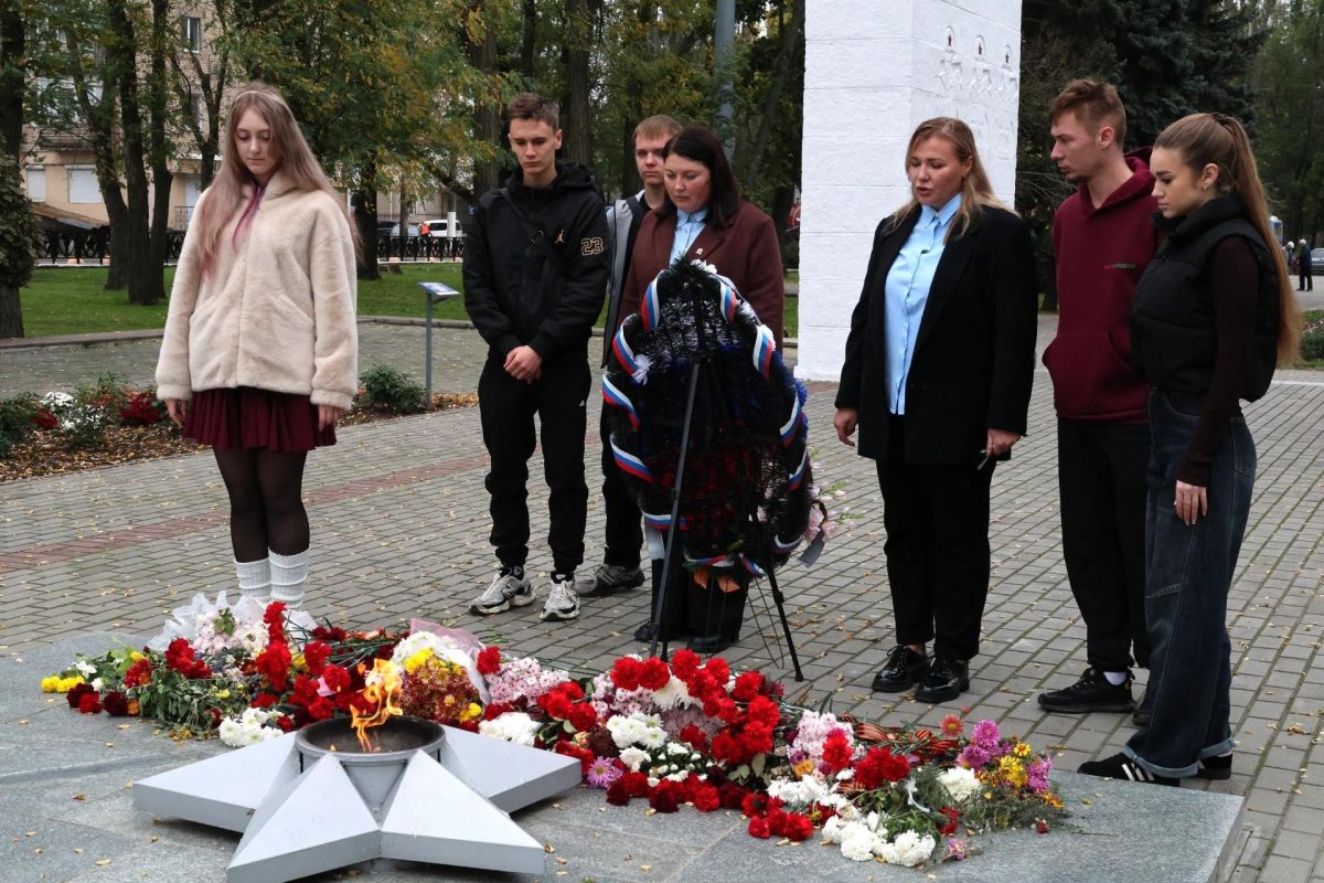Молодёжный совет Минкультуры возложил цветы к Вечному огню Молодёжный совет Минкультуры возложил цветы к Вечному огню