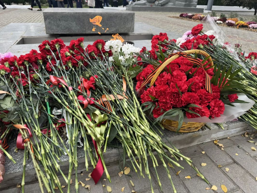 Сегодня Избирательная комиссия Запорожской области вместе с жителями Мелитополя склонили головы перед подвигом героев, отстоявших наш город в суровые годы Великой Отечественной войны