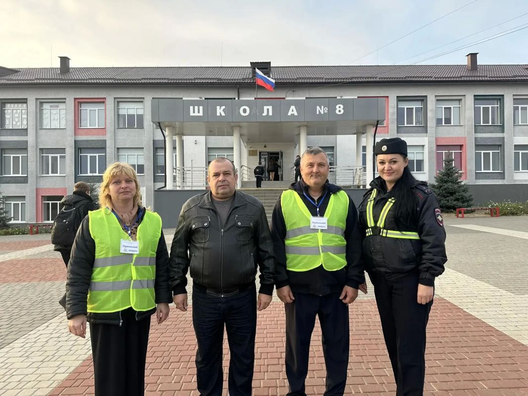 Сегодня в Мелитополе на парковочной стоянке ГБУ ОО «СОШ №8 им. дважды Героя Советского Союза Петрова В.С.» прошло совместное мероприятие сотрудников Госавтоинспекции и представителей "Родительского патруля"