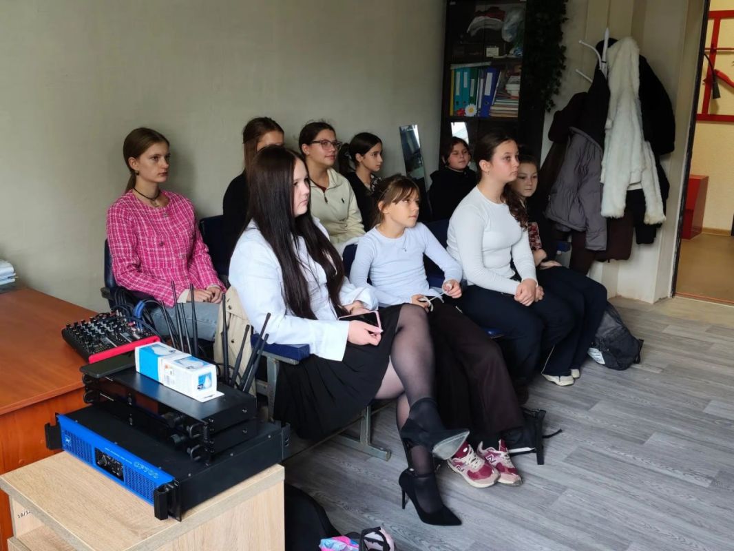 «Как сказать НЕТ давлению сверстников»: в Доме культуры села Осипенко состоялся важный разговор с подростками «Как сказать НЕТ давлению сверстников»: в Доме культуры села Осипенко состоялся важный разговор с подростками