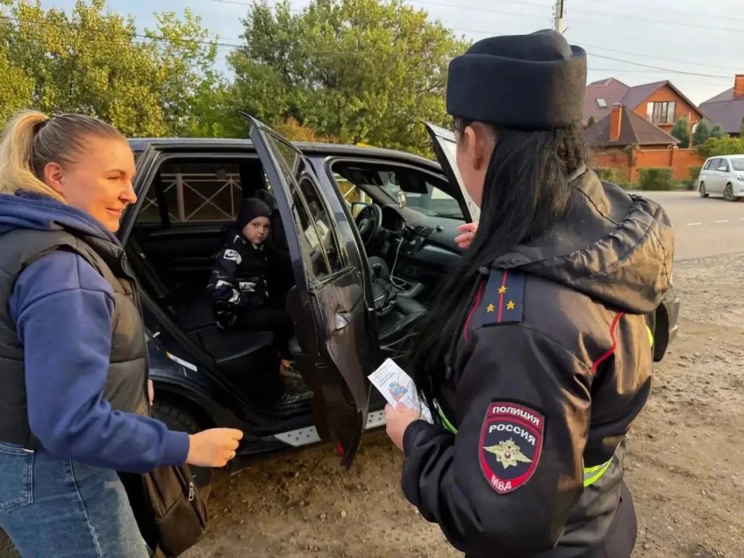 Сегодня в Мелитополе на парковочной стоянке ГБУ ОО «СОШ №8 им. дважды Героя Советского Союза Петрова В.С.» прошло совместное мероприятие сотрудников Госавтоинспекции и представителей "Родительского патруля" Сегодня в Мелитополе на парковочной стоянке ГБУ ОО «СОШ №8 им. дважды Героя Советского Союза Петрова В.С.» прошло совместное мероприятие сотрудников Госавтоинспекции и представителей "Родительского патруля"