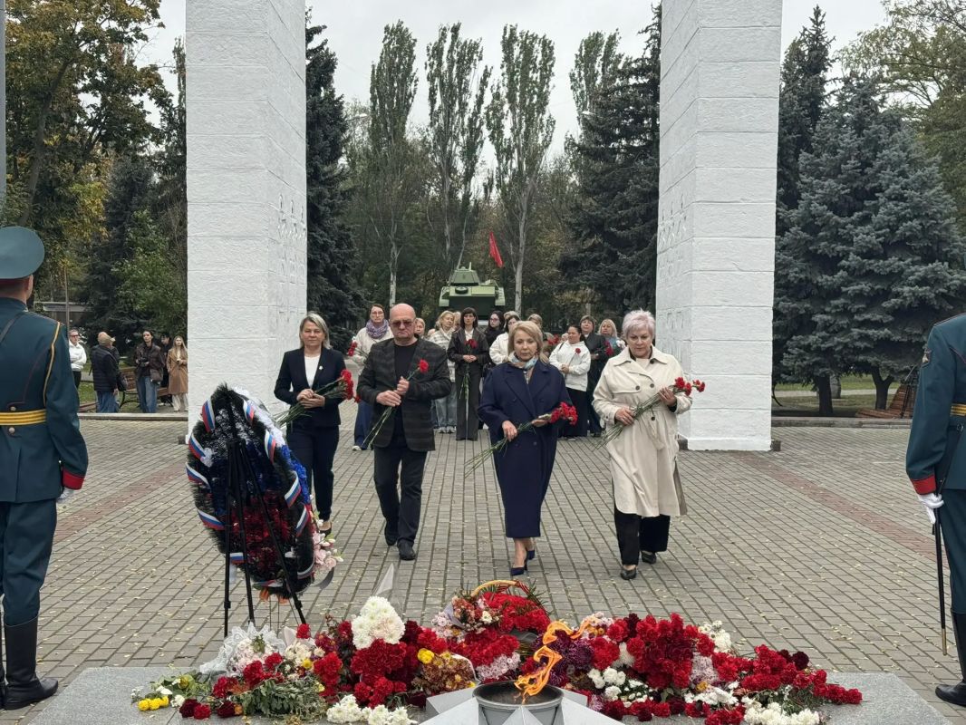 Сегодня Избирательная комиссия Запорожской области вместе с жителями Мелитополя склонили головы перед подвигом героев, отстоявших наш город в суровые годы Великой Отечественной войны Сегодня Избирательная комиссия Запорожской области вместе с жителями Мелитополя склонили головы перед подвигом героев, отстоявших наш город в суровые годы Великой Отечественной войны
