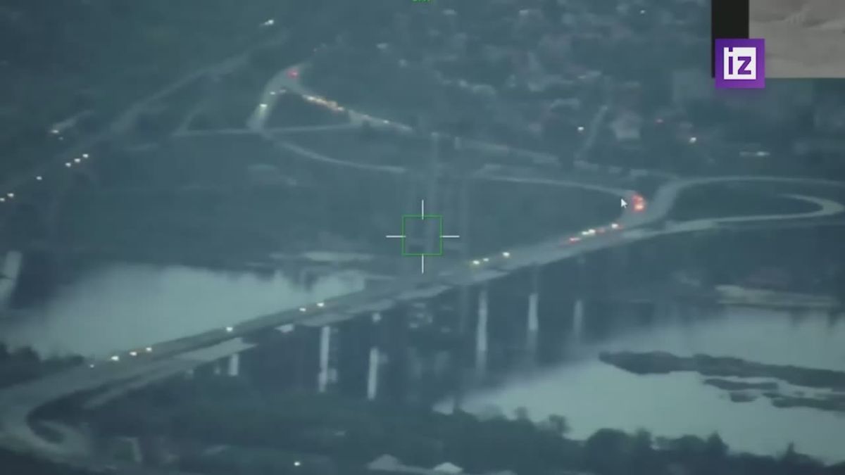 • Кадры поражения вантового моста в районе Запорожья российскими войсками опубликовало Минобороны РФ