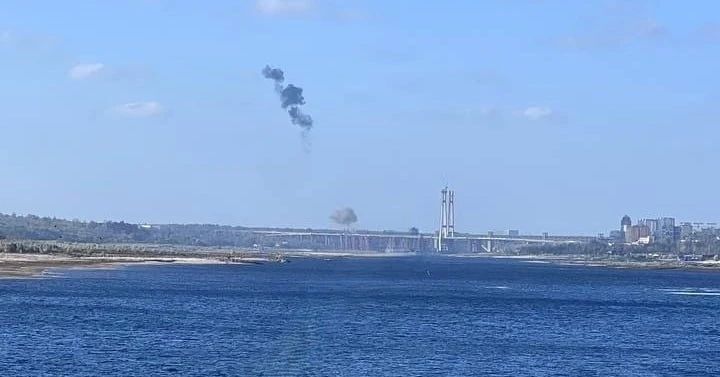 Очередной прилет по Вантовому мосту в Запорожье