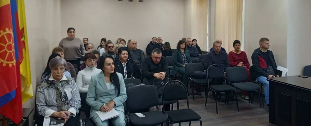 В администрации Токмакского муниципального округа прошло рабочее совещание под председательством Главы округа, секретаря местного отделения партии «Единая Россия» Александра Калмыкова В администрации Токмакского муниципального округа прошло рабочее совещание под председательством Главы округа, секретаря местного отделения партии «Единая Россия» Александра Калмыкова