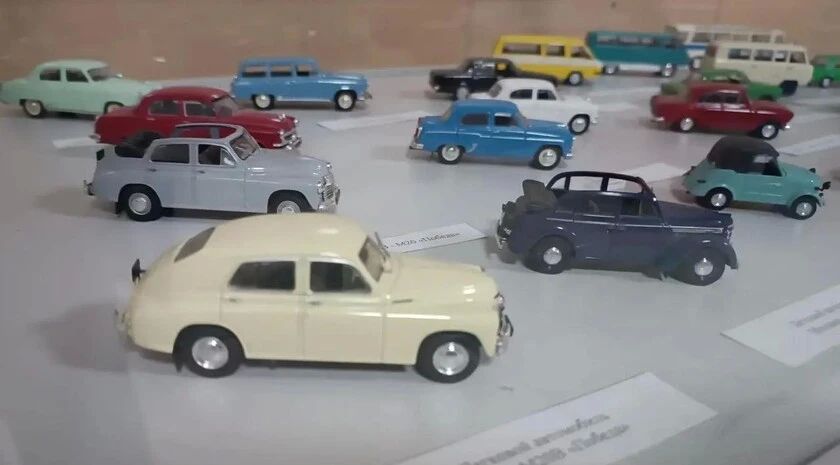 В Токмакском музее ко Дню автомобилиста открыли выставку «Автолегенды СССР»