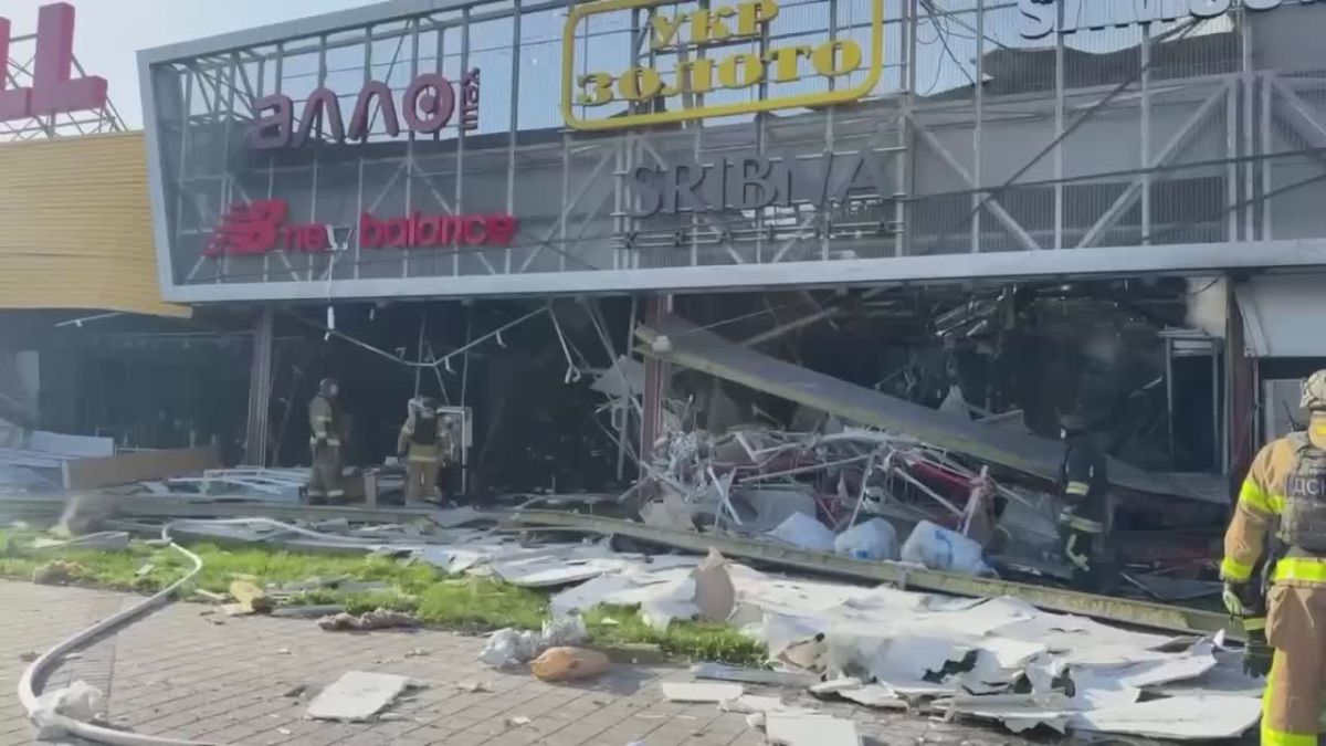 Последствия удара «Герани-4» по зданию ТЦ «City Mall» в Запорожье