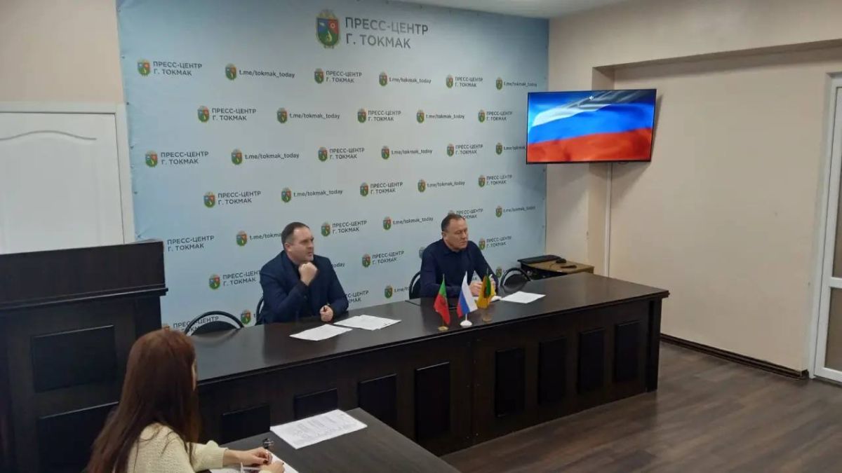 В администрации Токмакского муниципального округа прошло рабочее совещание под председательством Главы округа, секретаря местного отделения партии «Единая Россия» Александра Калмыкова