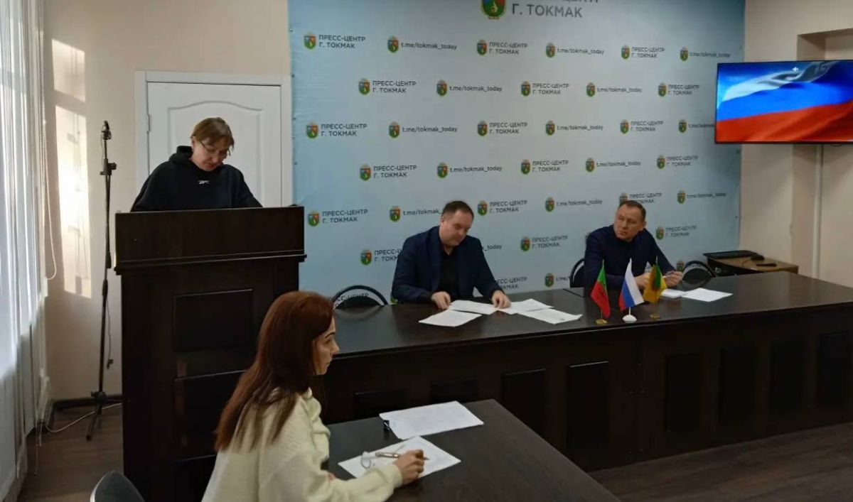 В администрации Токмакского муниципального округа прошло рабочее совещание под председательством Главы округа, секретаря местного отделения партии «Единая Россия» Александра Калмыкова В администрации Токмакского муниципального округа прошло рабочее совещание под председательством Главы округа, секретаря местного отделения партии «Единая Россия» Александра Калмыкова