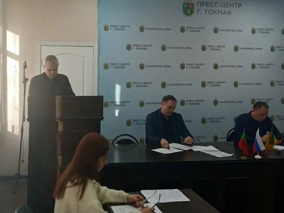 В администрации Токмакского муниципального округа прошло рабочее совещание под председательством Главы округа, секретаря местного отделения партии «Единая Россия» Александра Калмыкова В администрации Токмакского муниципального округа прошло рабочее совещание под председательством Главы округа, секретаря местного отделения партии «Единая Россия» Александра Калмыкова