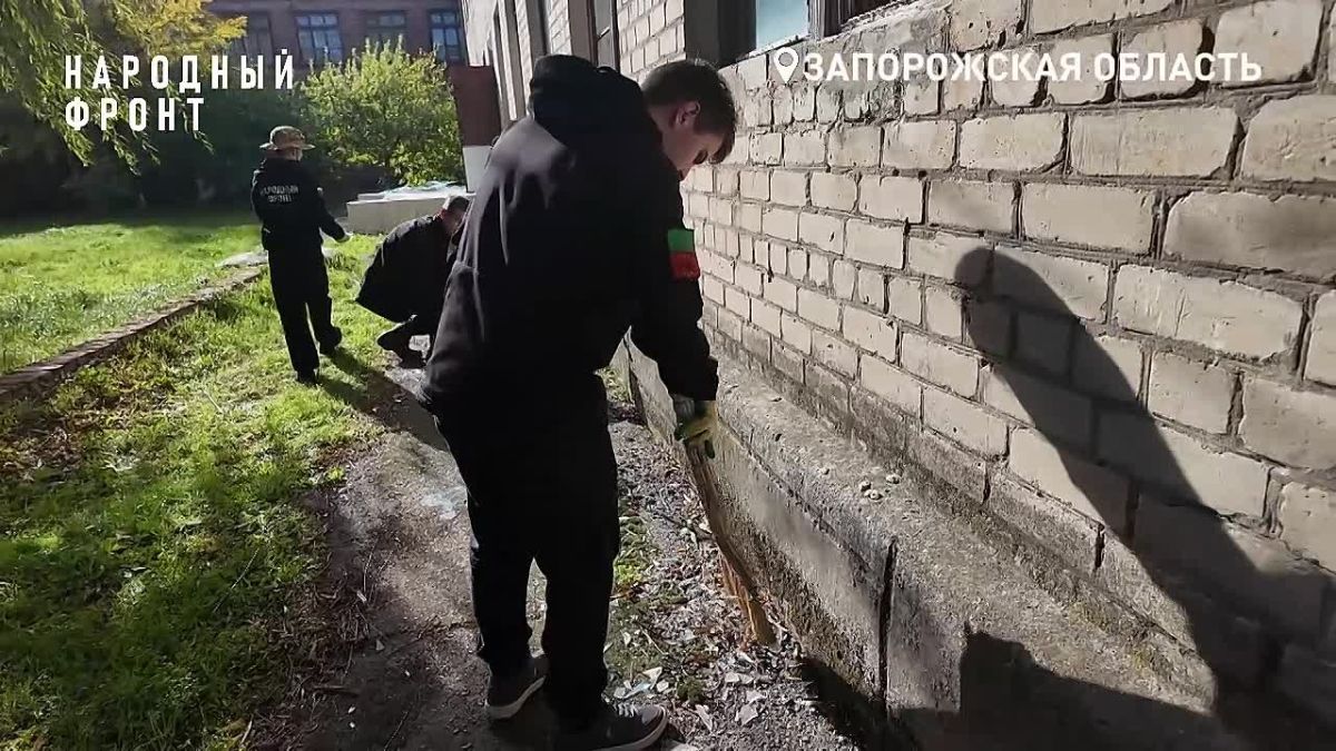 После атаки БПЛА в школе Бердянска выбило окна: Народный фронт и Молодёжка пришли на помощь