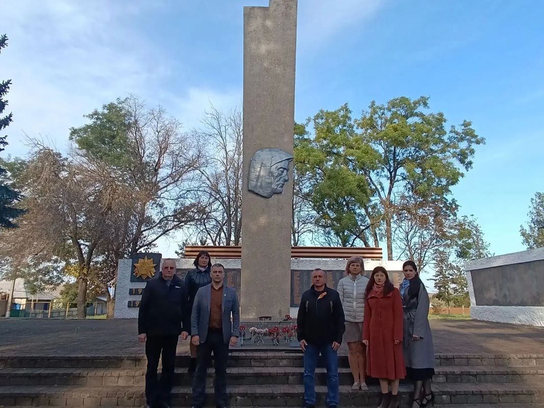 Церемония возложения цветов, посвященная 83-й годовщине освобождения Васильевки и района Церемония возложения цветов, посвященная 83-й годовщине освобождения Васильевки и района