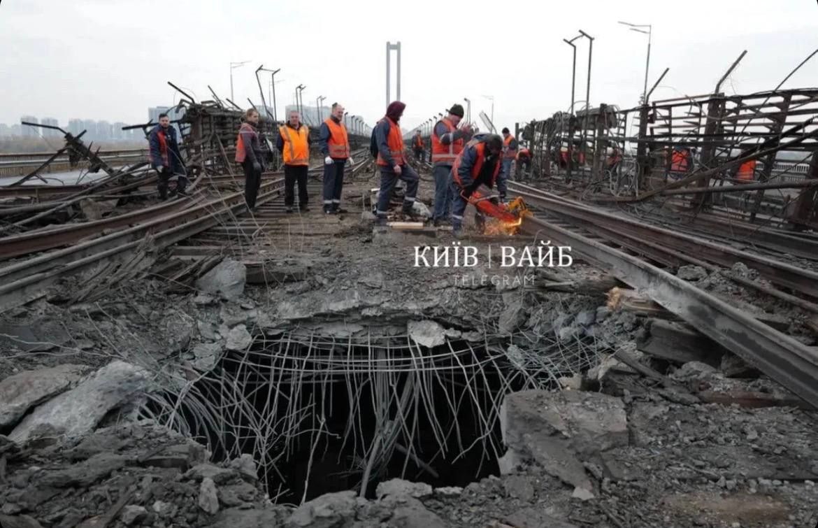 Фото пораженного сегодня ночью Южного моста в Киеве