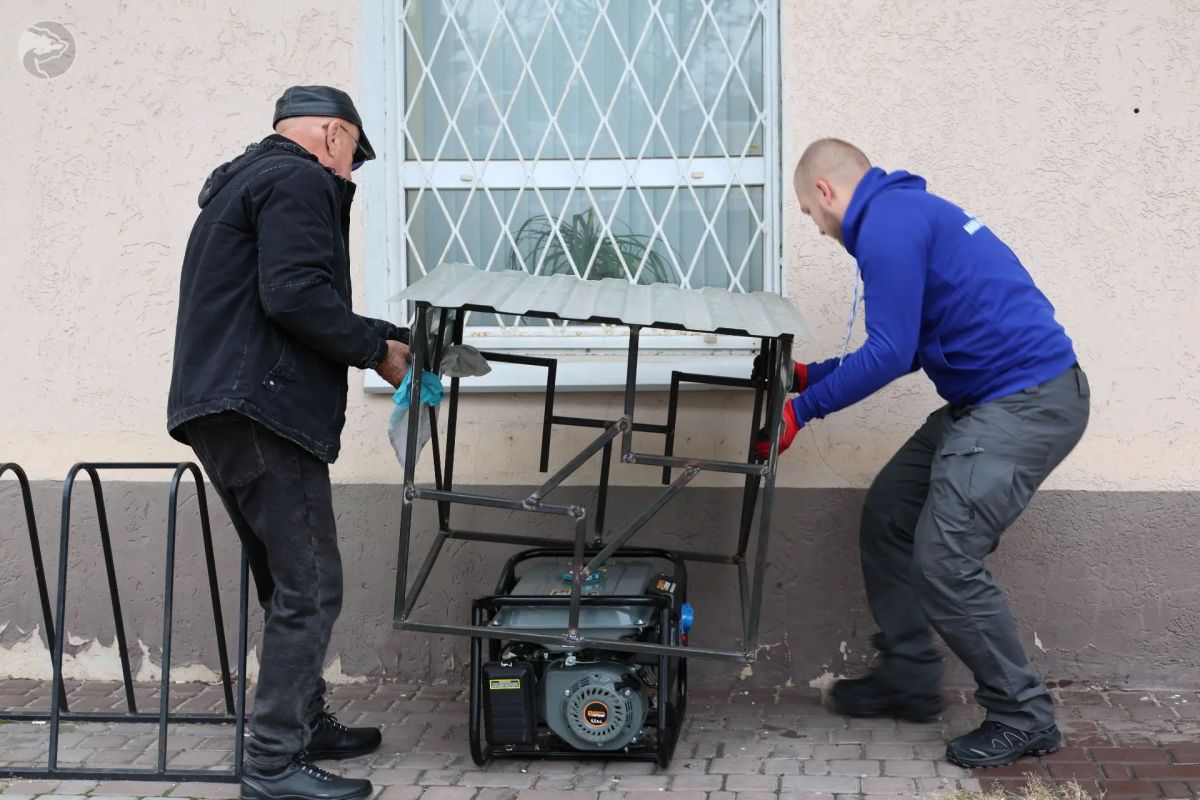 В Мелитополе установили навес для генератора у здания региональной организации Всероссийского общества инвалидов В Мелитополе установили навес для генератора у здания региональной организации Всероссийского общества инвалидов