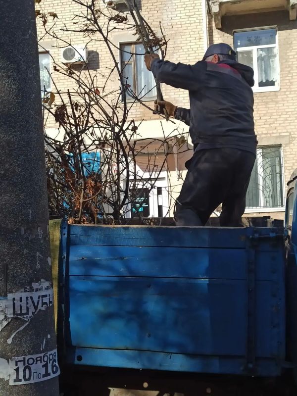 В Бердянске продолжается подготовка к осенне - зимнему пекриоду В Бердянске продолжается подготовка к осенне - зимнему пекриоду
