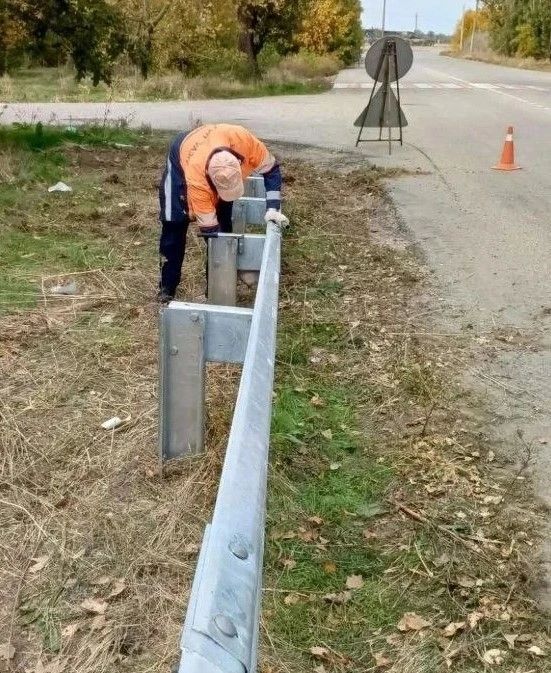 На региональных трассах Запорожской области устанавливают барьерные ограждения На региональных трассах Запорожской области устанавливают барьерные ограждения