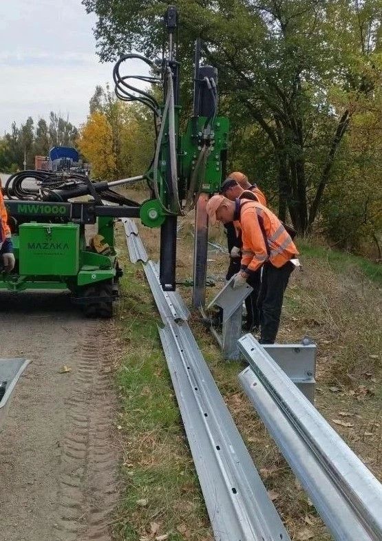 На региональных трассах Запорожской области устанавливают барьерные ограждения На региональных трассах Запорожской области устанавливают барьерные ограждения
