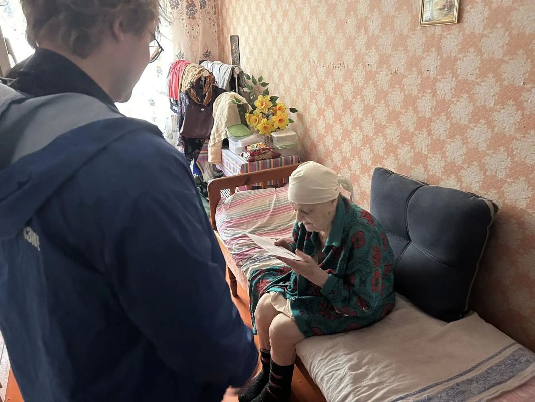 В Бердянске поздравили ветеранов ВОВ и детей войны с днём рождения В Бердянске поздравили ветеранов ВОВ и детей войны с днём рождения