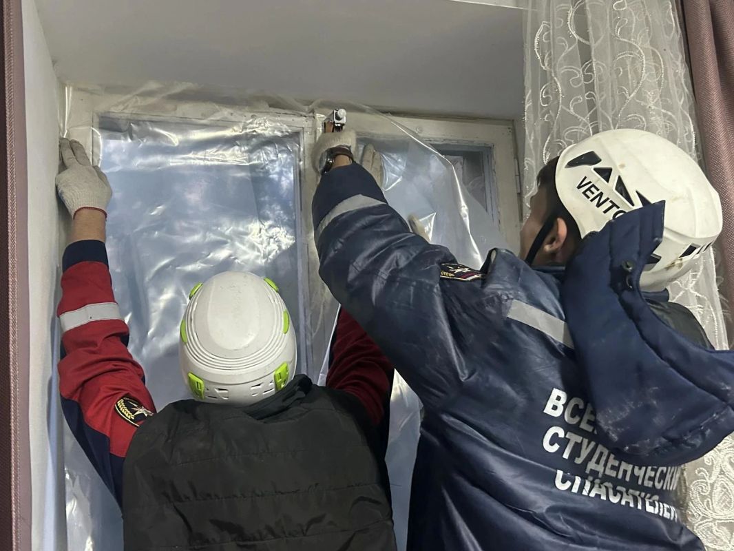 Студенты-спасатели оперативно помогли Мелитопольскому государственному университету после атаки БПЛА Студенты-спасатели оперативно помогли Мелитопольскому государственному университету после атаки БПЛА