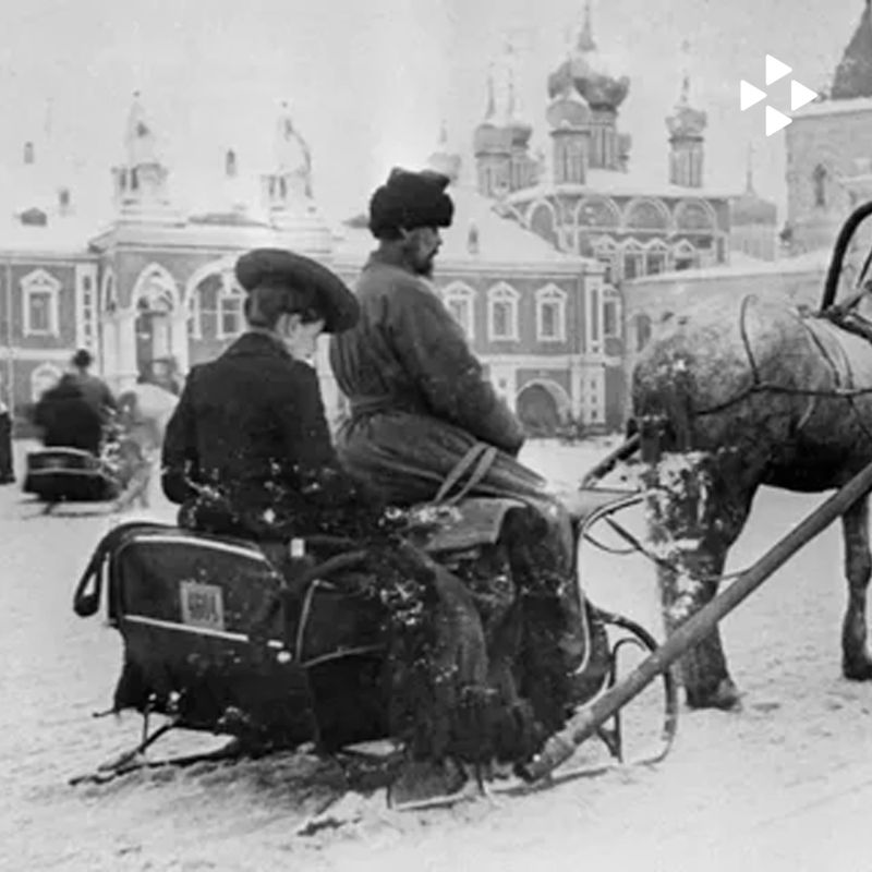 До появления автомобилей и развития общественного транспорта передвижение по городским улицам и между населёнными пунктами во многом зависело от извозчиков — людей, которые перевозили пассажиров и грузы на конных экипажах До появления автомобилей и развития общественного транспорта передвижение по городским улицам и между населёнными пунктами во многом зависело от извозчиков — людей, которые перевозили пассажиров и грузы на конных экипажах