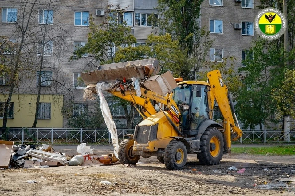 В Мелитополе убрали нелегальную свалку на проспекте 50-летия Победы