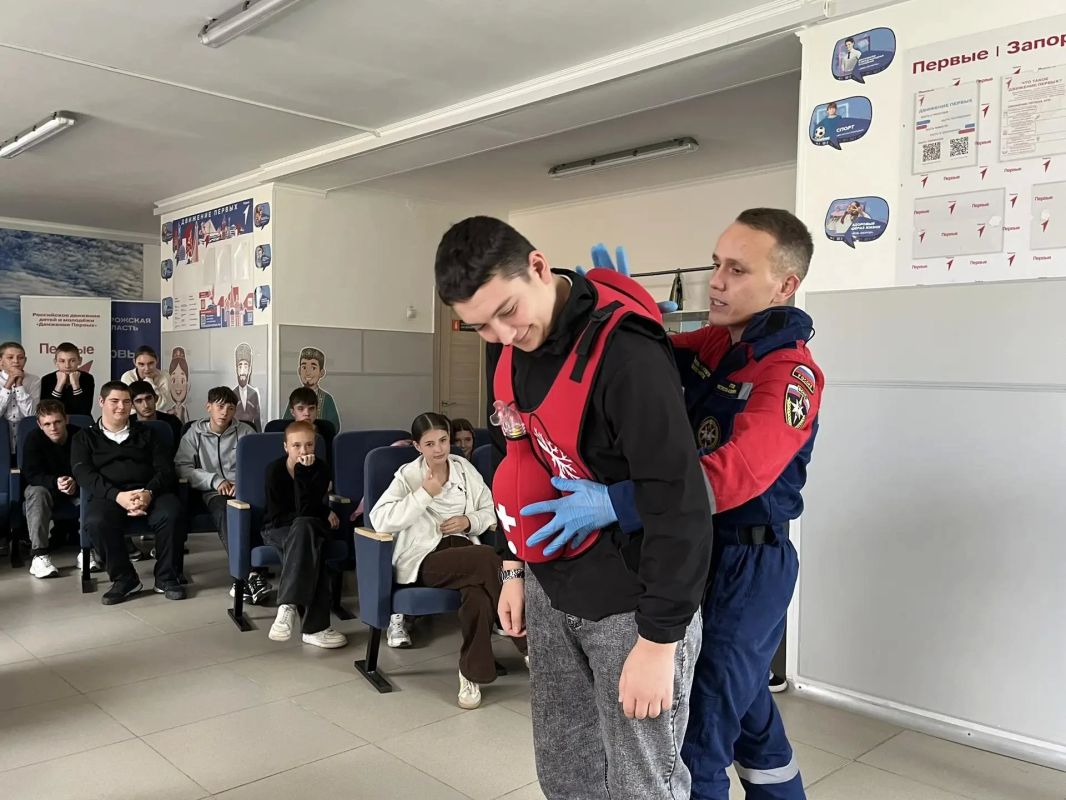 Готовим юных спасателей. Добровольцы Запорожского РО ВСКС совместно с активистами Движения Первых провели занятия по основам оказания первой помощи для учащихся ГБУ ОО ЗО «Гирсовская средняя общеобразовательная школа № 45»... Готовим юных спасателей. Добровольцы Запорожского РО ВСКС совместно с активистами Движения Первых провели занятия по основам оказания первой помощи для учащихся ГБУ ОО ЗО «Гирсовская средняя общеобразовательная школа № 45»...