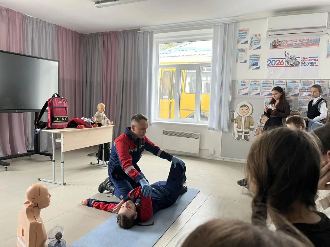 Готовим юных спасателей. Добровольцы Запорожского РО ВСКС совместно с активистами Движения Первых провели занятия по основам оказания первой помощи для учащихся ГБУ ОО ЗО «Гирсовская средняя общеобразовательная школа № 45»... Готовим юных спасателей. Добровольцы Запорожского РО ВСКС совместно с активистами Движения Первых провели занятия по основам оказания первой помощи для учащихся ГБУ ОО ЗО «Гирсовская средняя общеобразовательная школа № 45»...