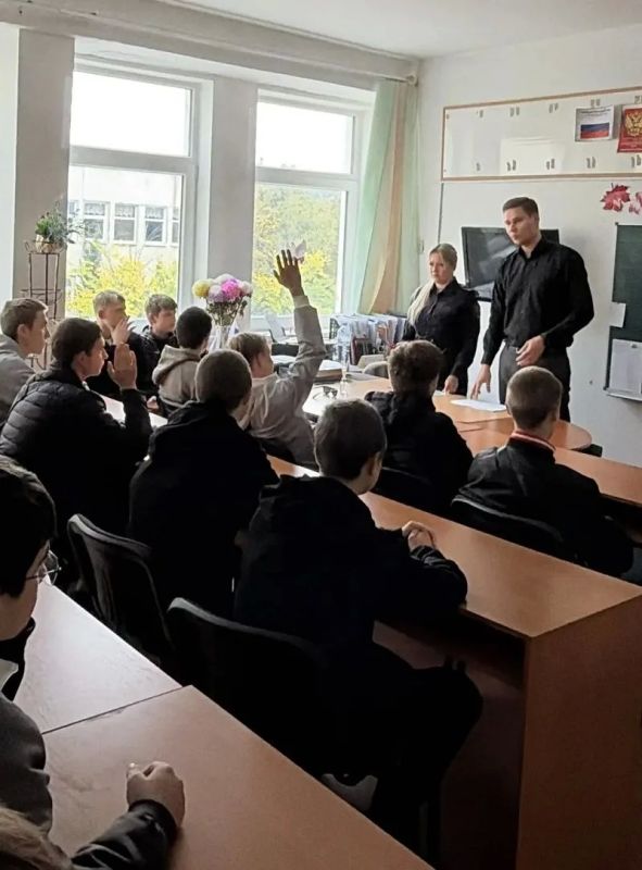 В Запорожье транспортные полицейские провели урок безопасности для школьников и студентов В Запорожье транспортные полицейские провели урок безопасности для школьников и студентов