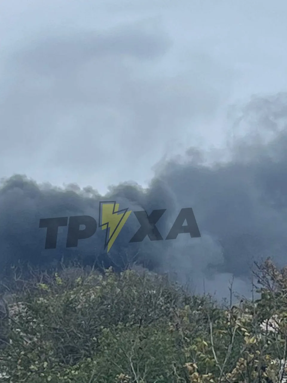 В оккупированном Запорожье был прилёт, над городом поднимается густой столп дыма
