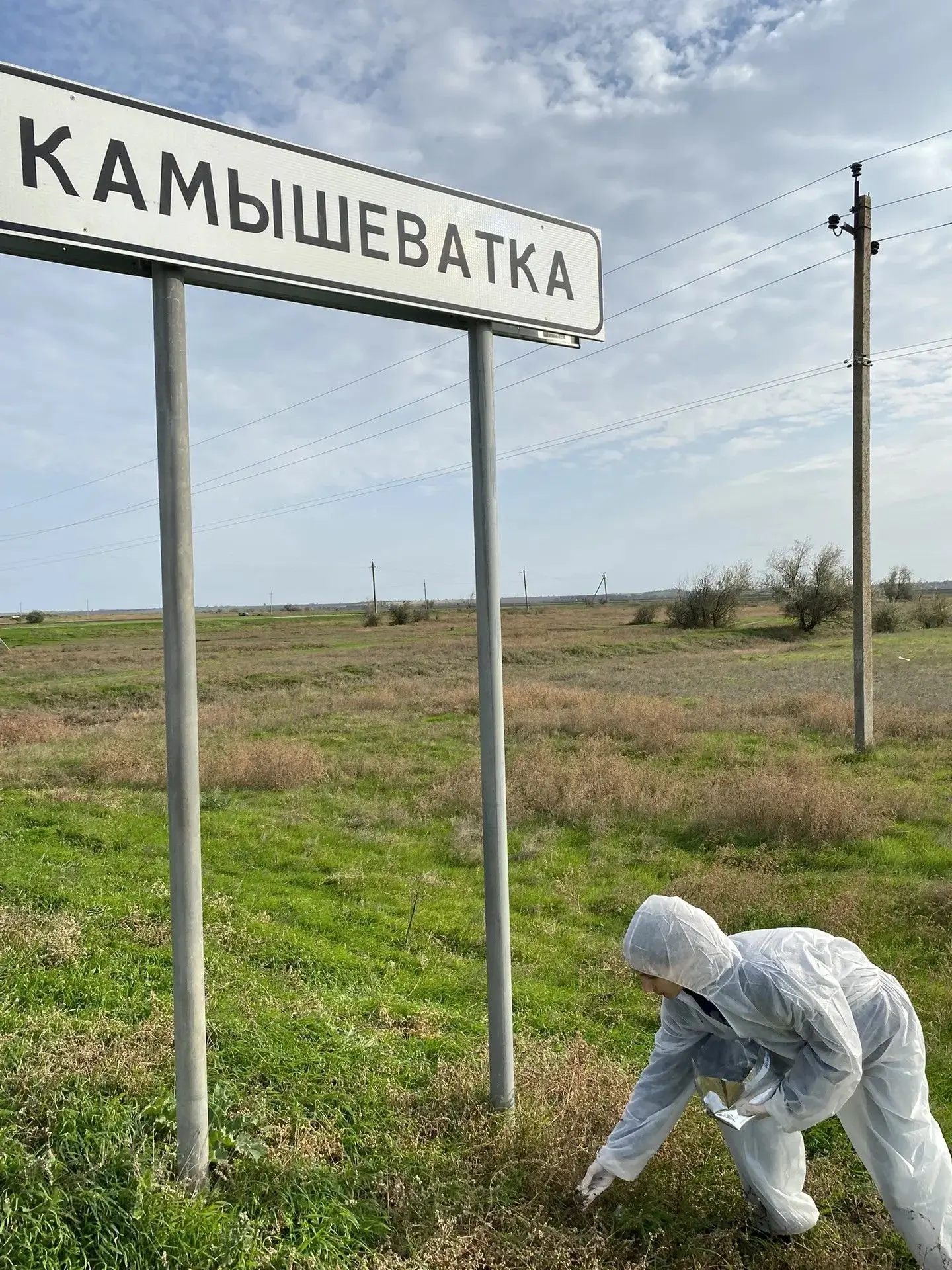 Сотрудники филиала ГБУ ЗО «Ветеринарный центр» в Приморском районе провели мероприятия по вакцинации диких животных против бешенства с использованием пероральной вакцины в форме брикетов-приманок