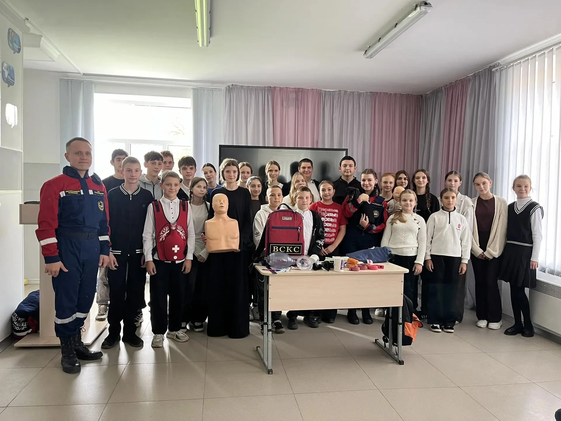 Готовим юных спасателей. Добровольцы Запорожского РО ВСКС совместно с активистами Движения Первых провели занятия по основам оказания первой помощи для учащихся ГБУ ОО ЗО «Гирсовская средняя общеобразовательная школа № 45»...