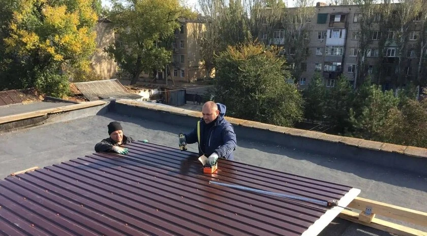 Пензенские специалисты начали ремонт кровли детского сада в Токмаке