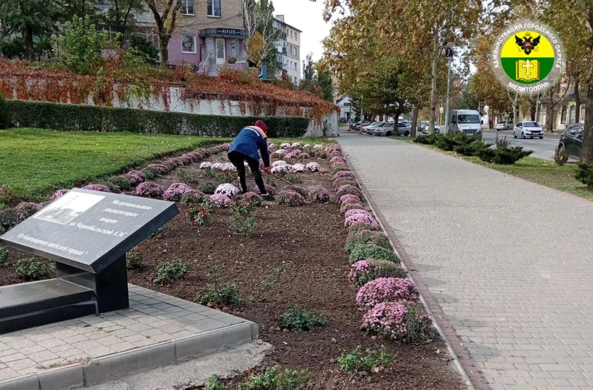Сотрудники МКУ «Благоустройство» продолжают поддерживать чистоту и благоустраивать наш город Сотрудники МКУ «Благоустройство» продолжают поддерживать чистоту и благоустраивать наш город